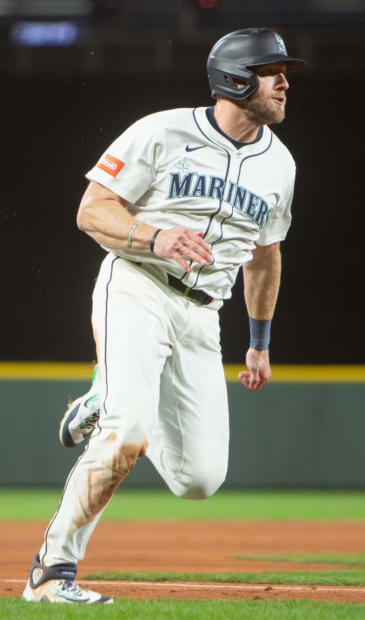 Mariners player sprinting down the line, shot tight in a vertical frame